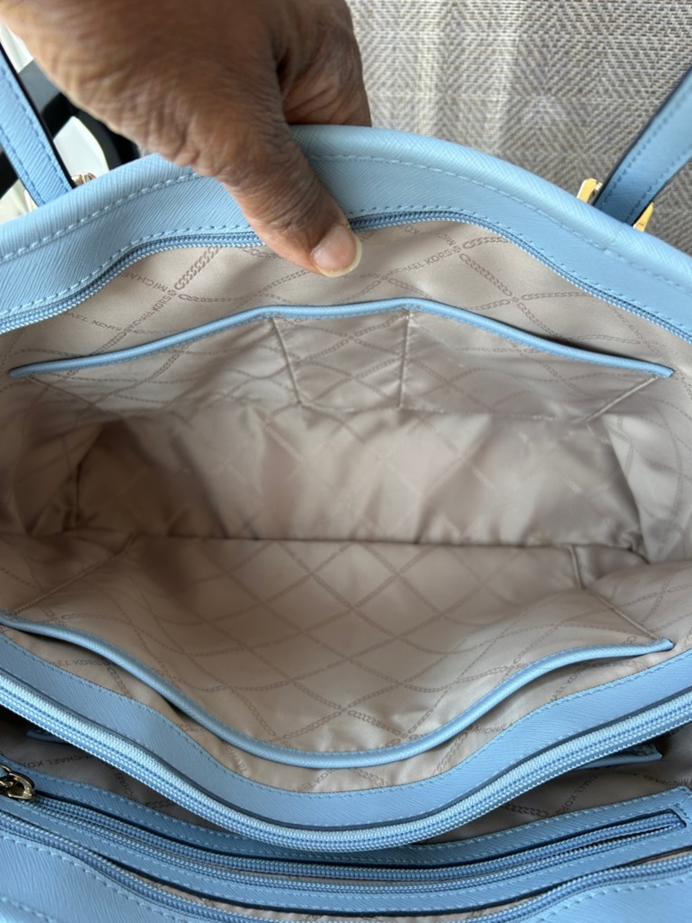 Michael Kors Jet Set Sky Blue Saffiano Leather Tote with gold tone MK Charm - Picture 12 of 14